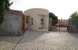 Plenário e cordão humano denunciam degradação de escola de Telheiras