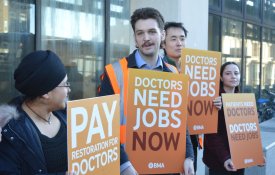 Jovens médicos ingleses em greve apesar da estratégia de repressão