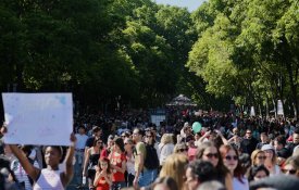 Centenas de milhares não deixam cerrar as portas que Abril abriu