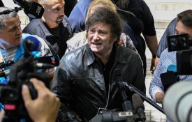 Milei impede jornalistas de fazerem o seu trabalho e chama-os de «escória»