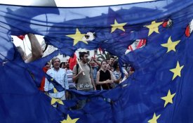 Uma revisão «neoliberal, federalista e militarista» dos tratados da UE