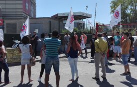 Trabalhadores do Minipreço protestam em Vialonga