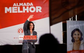 Trabalhadores da WEMOB aplicam «multas» à presidente da Câmara de Almada