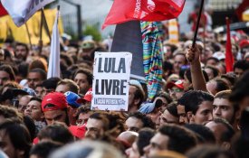 Povo mantém-se em torno de Lula da Silva
