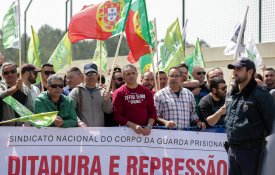 Guardas prisionais protestam junto a cerimónia com António Costa 