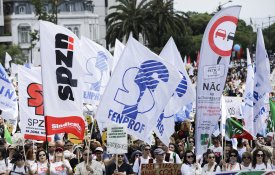 Milhares de professores enchem a Avenida da Liberdade