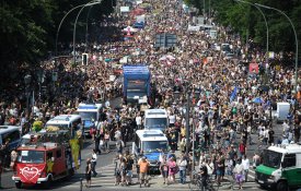Milhares respondem a fascistas que se manifestaram em Berlim