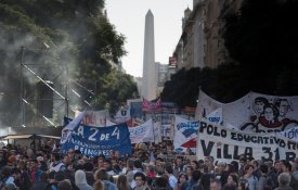 Professores argentinos em greve contra a repressão policial