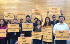 Deputados protestam no Parlamento Europeu