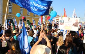 Milhares de professores em protesto exigem respeito pela lei