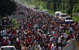 Caravana de emigrantes enfrenta cada vez mais repressão, mas segue rumo aos EUA
