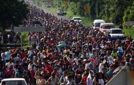  Caravana de emigrantes enfrenta cada vez mais repressão, mas segue rumo aos EUA