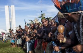 «Bancada ruralista» volta à carga contra direitos dos indígenas