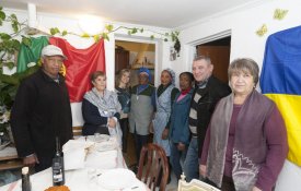 Famílias de cinco nacionalidades reúnem-se à mesa com a «Família do Lado»