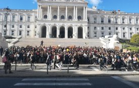 Fartos de almoçar na rua, estudantes da António Arroio desfilam em Lisboa