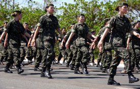 Bolsonaro oferece base aos EUA, irrita militares brasileiros