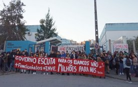 Centenas em protesto na Escola Manuel Cargaleiro