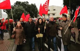Resistência e coragem: operária mantém-se no seu local de trabalho um ano depois
