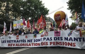 Reformados exigem aumento das pensões e protestam contra política de Macron