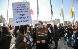 Técnicos de diagnóstico e terapêutica em greve exigem justiça