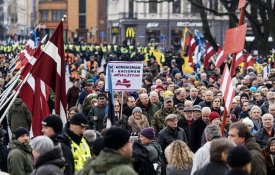  Neonazis e veteranos da Waffen-SS voltaram a marchar em Riga