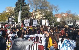 Estudantes manifestaram-se em defesa da Escola Pública