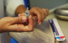 Médicos criticam medidas «erradas» e pedem que se acelere a vacinação