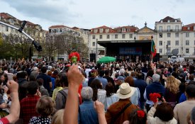  Milhares nas ruas a comemorar Abril
