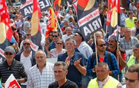 Trabalhadores das autarquias protestam no Ministério das Finanças