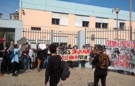 Estudantes do básico e secundário exigem investimento nas escolas