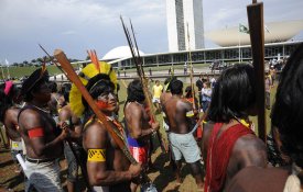  Indígenas defendem direito à terra e protestam contra parecer de Temer