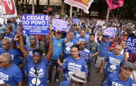 Cenário de guerra volta ao Rio em protesto contra privatizações