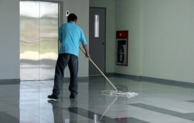 Enfermeiros pressionados para limpar o chão