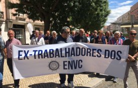 Ex-trabalhadores dos estaleiros de Viana protestam no Ministério do Trabalho