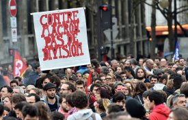 Funcionários públicos protestam contra reforma laboral em França