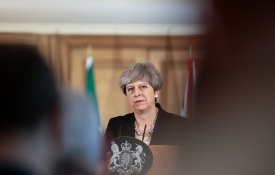 May apresenta programa ainda sem acordo