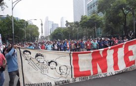  Docentes mexicanos protestam contra reforma e exigem diálogo ao Senado