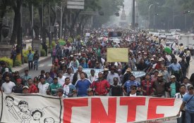 Professores mexicanos exigem suspensão da reforma educativa