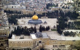 Três palestinianos e dois polícias mortos num tiroteio em Jerusalém