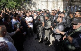 Palestinianos continuam a resistir em Al-Aqsa