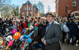 Puigdemont libertado e Espanha suspeita de espiá-lo na Bélgica