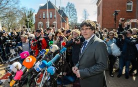 Puigdemont libertado e Espanha suspeita de espiá-lo na Bélgica