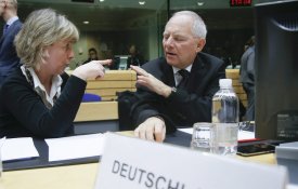 Schäuble abre a porta de saída do euro à Grécia
