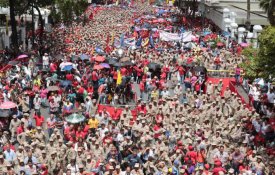 Milhares de venezuelanos protestaram contra as ameaças dos EUA