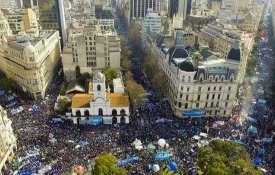 Uma multidão em Buenos Aires contra as políticas de Macri