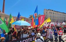 Ao minuto: em frente ao Parlamento os trabalhadores chumbam o pacote laboral 