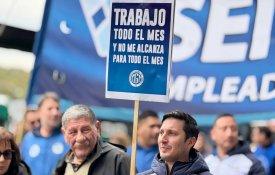 Trabalhadores argentinos endividam-se para conseguir chegar ao fim do mês