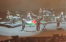 Massive Attack banidos de Singapura após erguerem bandeira da Palestina em palco