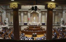 Na «casa da democracia» a direita aprovou a facilitação dos despejos 