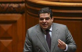 Elementos do Governo e do PSD viajam a convite de agentes económicos